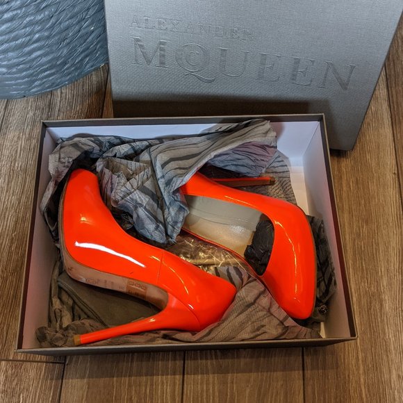EUC (W36) - McQUEEN Neon Orange Pump - Picture 3 of 11